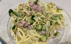 Салат с блинами и ветчиной