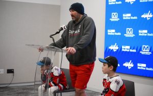 Овечкин ответил на скандирование фанатов «еще один год»: Я подумаю об этом