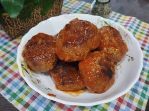 Свиные котлеты в томатной подливке