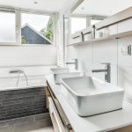 Топ-5 проверенных материалов, чтобы закрыть и задекорировать стык между стеной и ванной